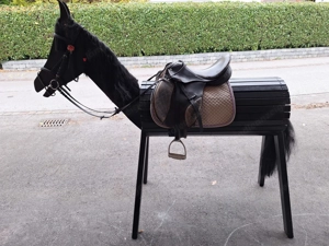 Holzpferd mit echtem Zaumzeug und echtem Sattel   Reitsattel  Bild 3