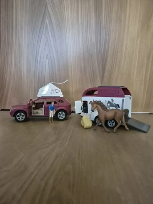 Schleich Abenteuer-Auto mit Anhänger und Pferd Bild 4