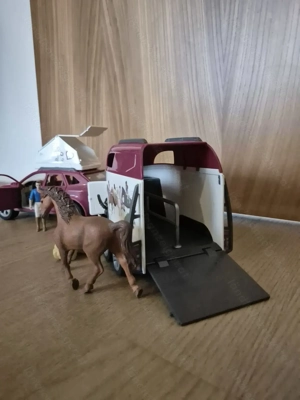 Schleich Abenteuer-Auto mit Anhänger und Pferd Bild 8