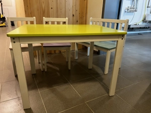 Kindersitzgruppe in weiß mit bunten Flächen Bild 2