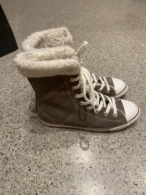 Converse Winter-Damenstiefel mit Fell gefüttert - Gr. 38 - beige-grau - flache Sohle  Bild 6