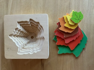 Steckspiel aus Holz Blättermotiv Bild 3