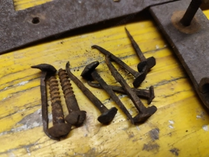 Antike, alt Fensterbeschläge, Ladenhalter mit Nägel, Schrauben Bild 2