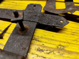 Antike, alt Fensterbeschläge, Ladenhalter mit Nägel, Schrauben Bild 3