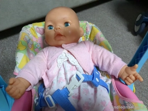 Puppe Baby in Maxi Cosi  Bild 2