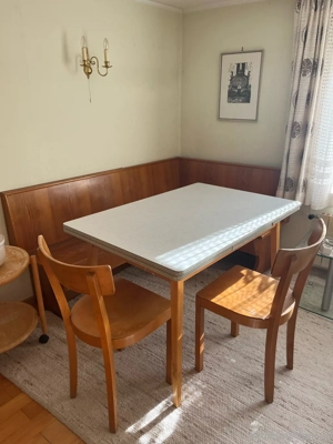 Eckbank mit Tisch und 2 Stühlen