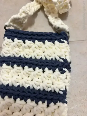 selbstgehäkelte Handytasche Bild 2