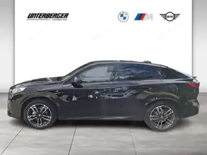 BMW iX2 eDrive20 *0,99% Fixzins Leasing* M Sportpaket // Anhängerkupplung // Bild 4