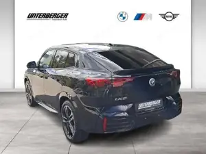 BMW iX2 eDrive20 *0,99% Fixzins Leasing* M Sportpaket // Anhängerkupplung // Bild 5