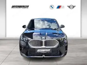 BMW iX2 eDrive20 *0,99% Fixzins Leasing* M Sportpaket // Anhängerkupplung // Bild 3