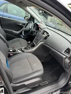 Opel Astra 2011   Diesel   168.000 km   Pickerl 07 2025   Nichtraucher   Preis VB Bild 2