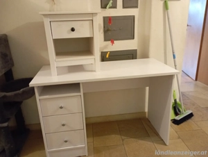 Schreibtisch und Nachtkästchen 