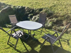 Zu verkaufen: ein gebrauchter ovaler Gartentisch aus Kunststoff und 4 Stühle
