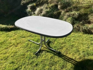Zu verkaufen: ein gebrauchter ovaler Gartentisch aus Kunststoff und 4 Stühle Bild 4