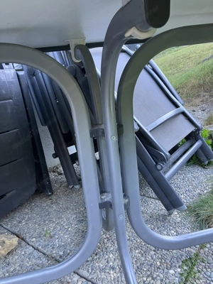 Zu verkaufen: ein gebrauchter ovaler Gartentisch aus Kunststoff und 4 Stühle Bild 3