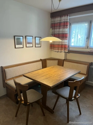 Sitzbank mit Tisch und 2 Stühlen
