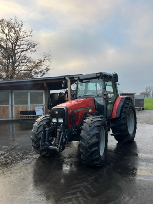 Massey Ferguson 4270 mit Hauer POM C130 Frontlader Bild 5