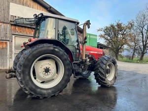 Massey Ferguson 4270 mit Hauer POM C130 Frontlader Bild 6