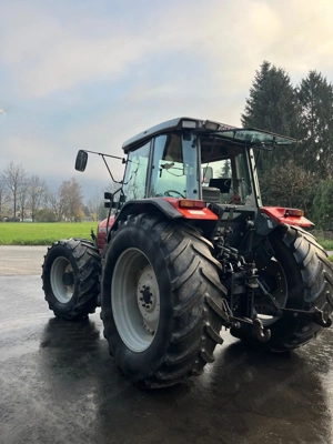 Massey Ferguson 4270 mit Hauer POM C130 Frontlader Bild 3