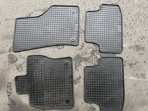  Golf 7 Eine Garnitur Gummi Fussmatten VW Golf 7 mit geringen Gebrauchspuren ( 1 Matte )