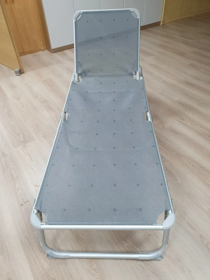 Dreibeinliege aus Aluminium   grau, kaum benutzt!