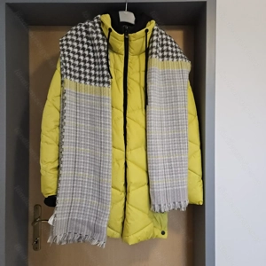 Coole Daunenjacke mit Kapuze und Schal
