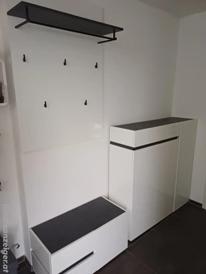 Garderobe aus Hochglanz 