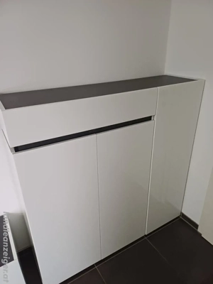 Garderobe aus Hochglanz  Bild 3