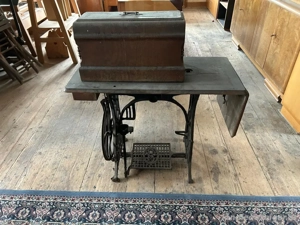 Alte Nähmaschine Bild 4