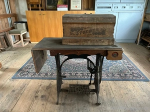 Alte Nähmaschine Bild 2