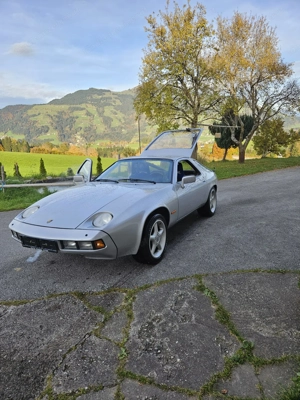 Porsche 928 silber Bild 2