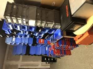 Regale und Büro Tische 