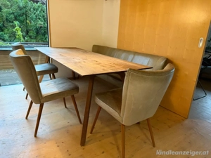 Essgruppe mit Bank in nussbaum