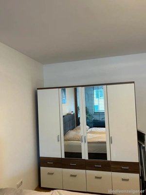 Kleiderkasten mit Spiegel