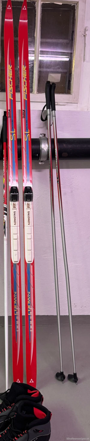 Langlaufski, Stöcke und Schuhe