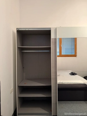 Kleiderschrank Bild 4