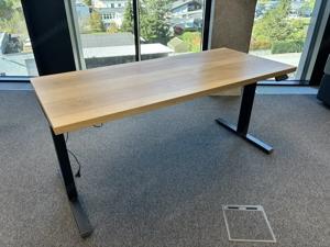 elektrischer Bürotisch und Bürostuhl Steelcase