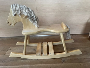 Schaukelpferd aus Vollholz Bild 2