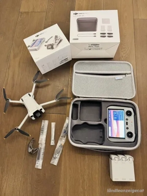 DJI Mini 3 Pro - Fly More Combo, Drohne mit Fernsteuerung, 3 Akkus, viel Zubehör