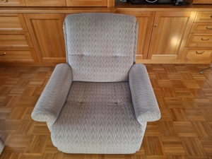 Ecksofa mit Stuhl und Hocker Bild 2