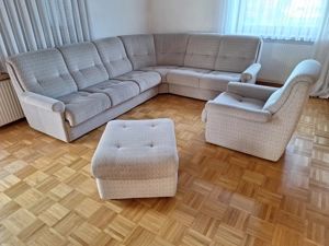 Ecksofa mit Stuhl und Hocker