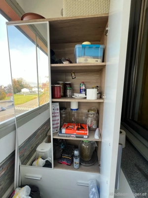 Schrank mit Spiegel