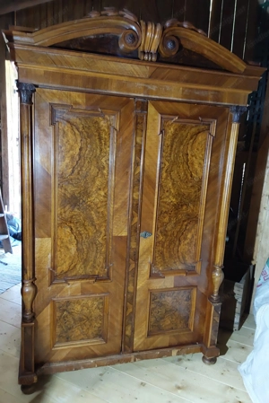 Antiker Schrank  mit Verziehrungen 
