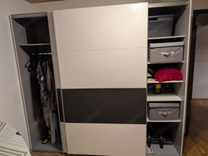 Kleiderschrank Bild 2