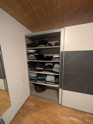 Kleiderschrank Bild 2