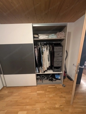 Kleiderschrank Bild 3