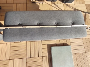 zwei kleine gepolsterte Bänke