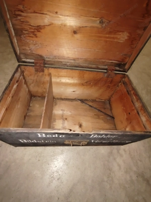 Alte Holztruhe Bild 2