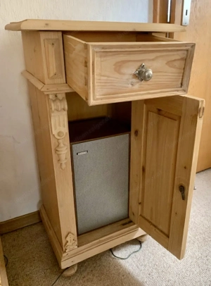 2 antike Nachtkästchen  Bild 2