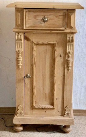 2 antike Nachtkästchen 